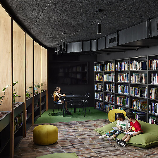 Interior photograph of International Grammar School Bibliotheque by Tom Roe