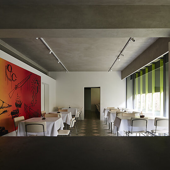 Interior photograph of Di Stasio Carlton by Peter Bennetts